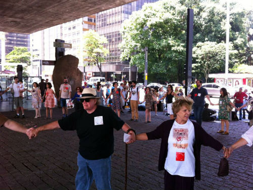 Manifestação no vão livre do Masp: abraço simbólico ao museu (foto:  Abilio Guerra)
